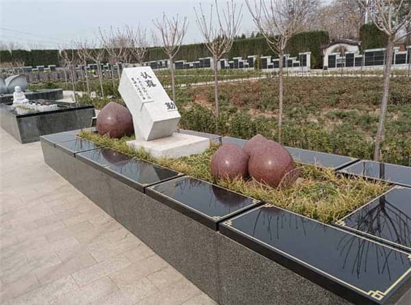 西安市有哪些知名的公益性陵園墓地？這些陵園墓地分別屬于哪一類，并請簡要介紹其中一兩家。