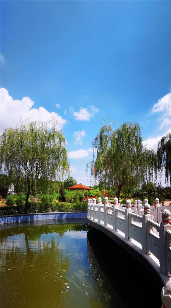 西安漢皇墓園內(nèi)是否設(shè)有專門紀(jì)念革命先賢的園區(qū)，這些園區(qū)有何特殊意義？