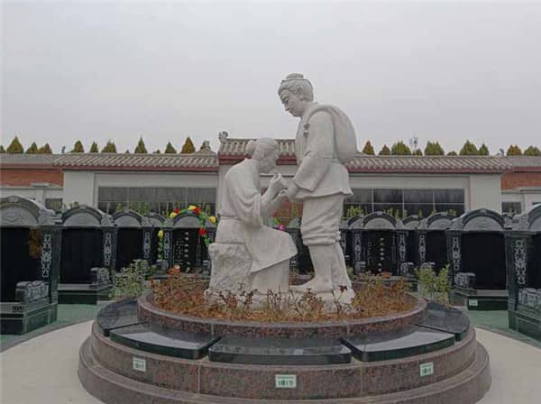 西安漢皇樹葬墓園的春暉園樹葬和生態(tài)園花壇葬各自有什么獨特的意義？