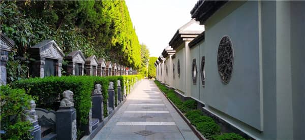 西安漢皇樹(shù)葬墓園的葬式價(jià)格差異主要體現(xiàn)在哪些方面？