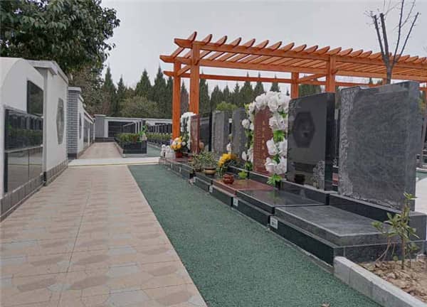 西安漢皇樹葬墓園的壁葬服務(wù)有哪些特點(diǎn)，如何體現(xiàn)逝者的尊嚴(yán)？
