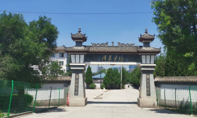西安鎬京墓園提供了哪些種類的墓型供家屬選擇，并請簡述這些墓型的特點(diǎn)？