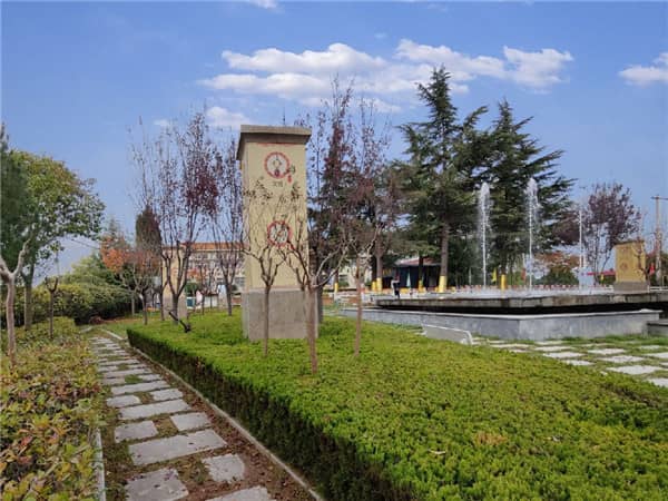 在西安市區(qū)，乘坐哪幾條公交線路可以到達(dá)西安壽陽(yáng)山公墓，并且請(qǐng)說(shuō)明具體的換乘和步行流程？