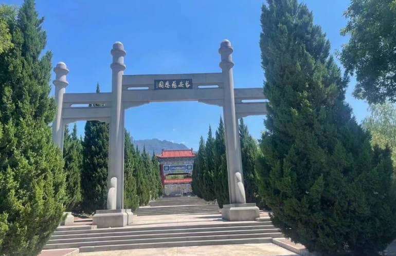西安長安慈恩園墓地提供了哪些多樣化的墓型選擇？
