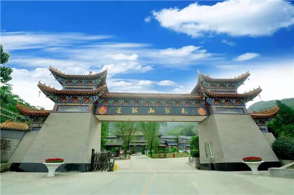 西安九龍山墓園是在哪一年開始運營的？它的地理位置和區(qū)域歸屬是怎樣的？