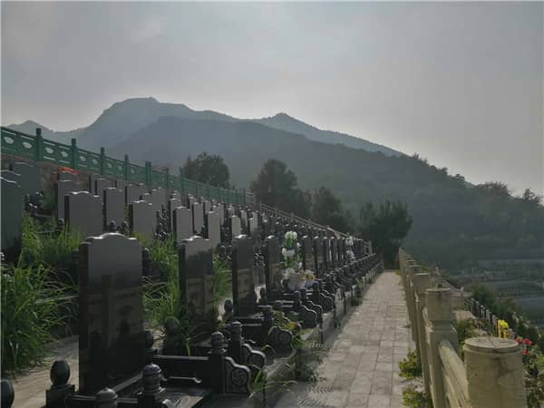 西安九龍山公墓采取墓、碑對應的規(guī)范化調度方案