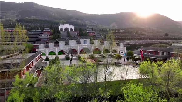 西安霸陵墓園新區(qū)環(huán)境優(yōu)美 來祭掃的市民紛紛點(diǎn)贊