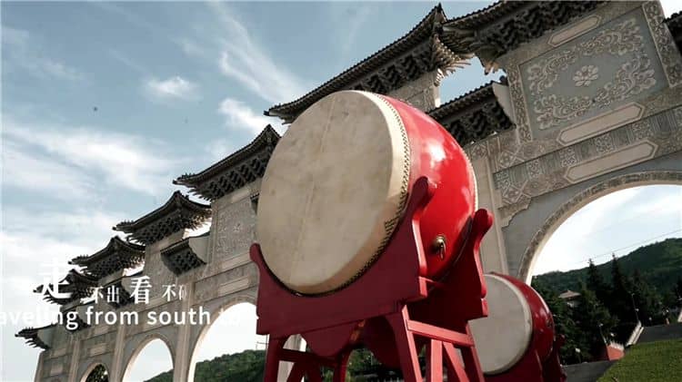 西安霸陵墓園的布局和朝向?qū)ζ湔w氛圍有何影響？