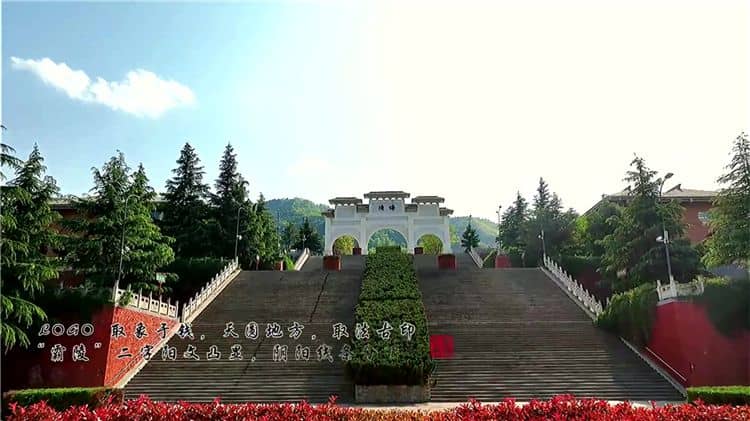 西安霸陵墓園推出的臺塬葬有何特別之處，它如何體現(xiàn)了西北地域文化和民俗特點(diǎn)？