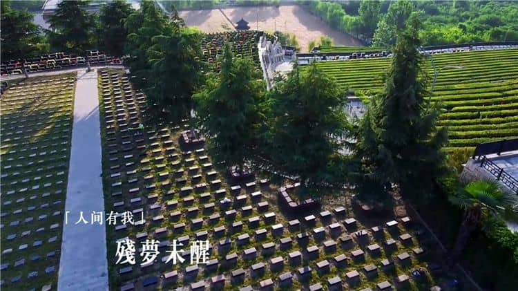 在西安霸陵墓園新區(qū)的功勛園，游客可以體驗到哪些獨特的紀念活動或儀式？