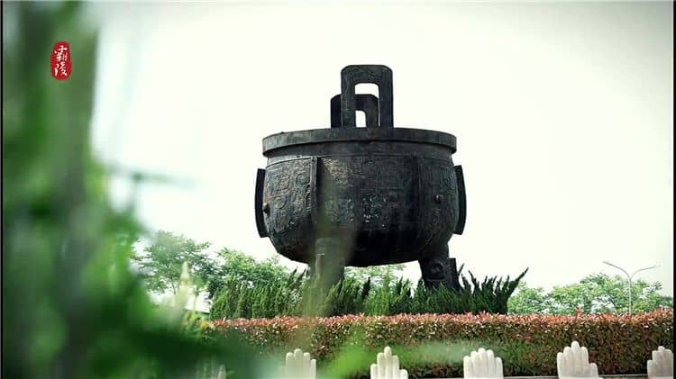 霸陵陵園中的草坪園提供了哪些葬式，并簡述其理念？