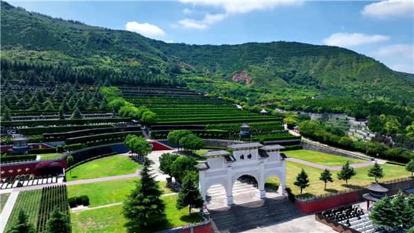 西安霸陵墓園期限，在公墓等到美的花開時(shí)