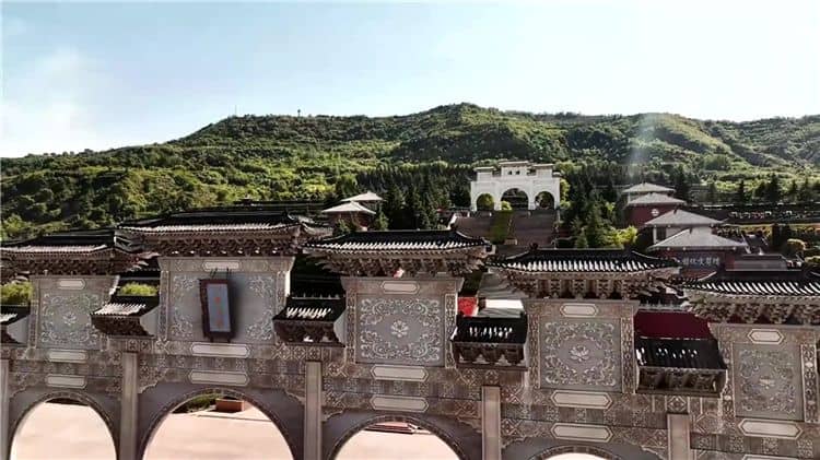 霸陵墓園提供了哪些安葬方式，以滿足不同家庭的需求？