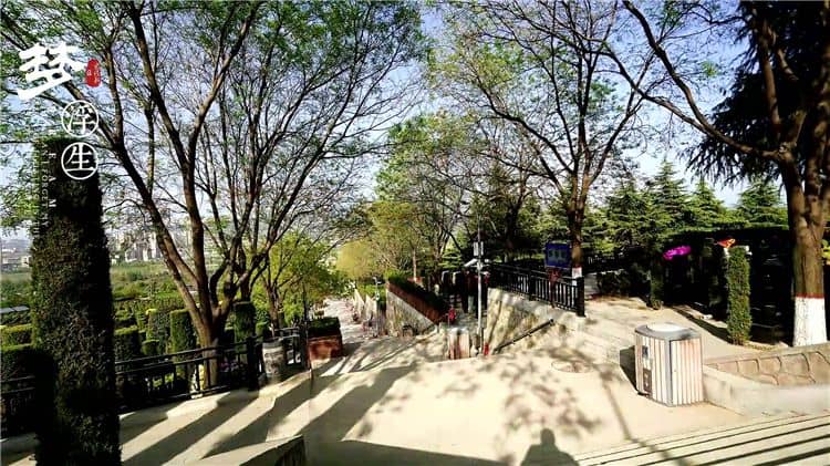 西安霸陵墓園的雙穴草坪葬價(jià)格是多少？