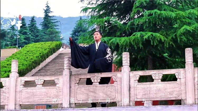 西安霸陵墓園新區(qū)有哪些人文景觀和主題園區(qū)，它們分別有什么寓意或特色？
