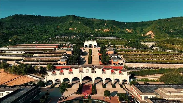西安霸陵墓園中的墓型價格是否受到墓型規(guī)格、位置和材質(zhì)等因素的影響？