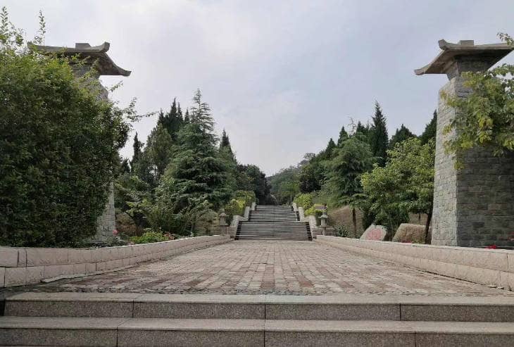 西安臥龍山墓園的價格水平如何？