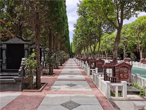 西安市的墓地主要分布在哪些區(qū)域？家屬如何根據(jù)區(qū)域選擇墓地？
